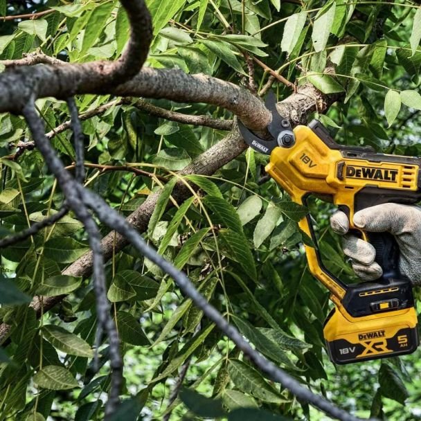 Foarfeca pentru crengi DeWalt DCMPP568P1, cu 1 acumulator XR 18 V / 5.0 Ah si incarcator