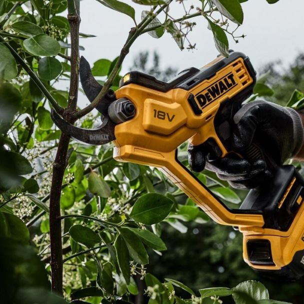 Foarfeca pentru crengi DeWalt DCMPP568P1, cu 1 acumulator XR 18 V / 5.0 Ah si incarcator