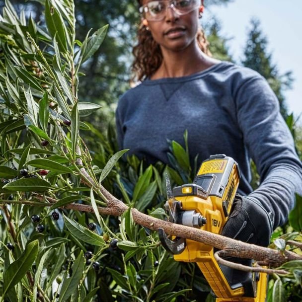 Foarfeca pentru crengi DeWalt DCMPP568P1, cu 1 acumulator XR 18 V / 5.0 Ah si incarcator