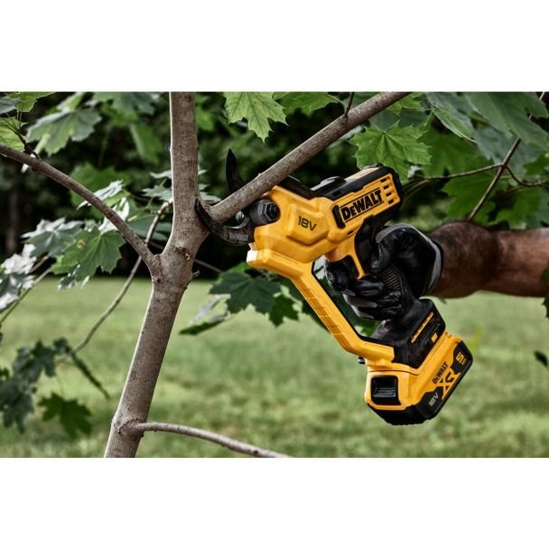 Foarfeca pentru crengi DeWalt DCMPP568P1, cu 1 acumulator XR 18 V / 5.0 Ah si incarcator