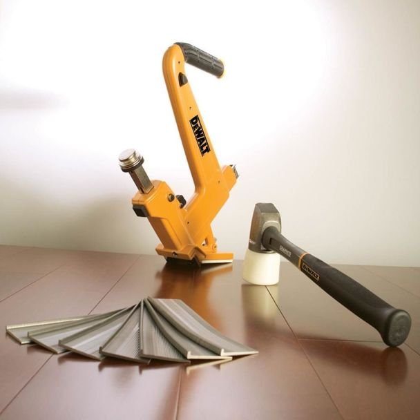 Pistol cu cuie pentru pardoseli Dewalt DMF1550, cuie DNDL 38-50mm