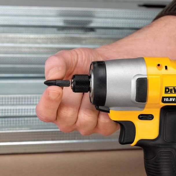 DeWalt, DeWalt DCF815D2 – Mașină de înșurubat cu impact 10.8V, cuplu 107 Nm, 2 acumulatori 2.0Ah, încărcător și valiză