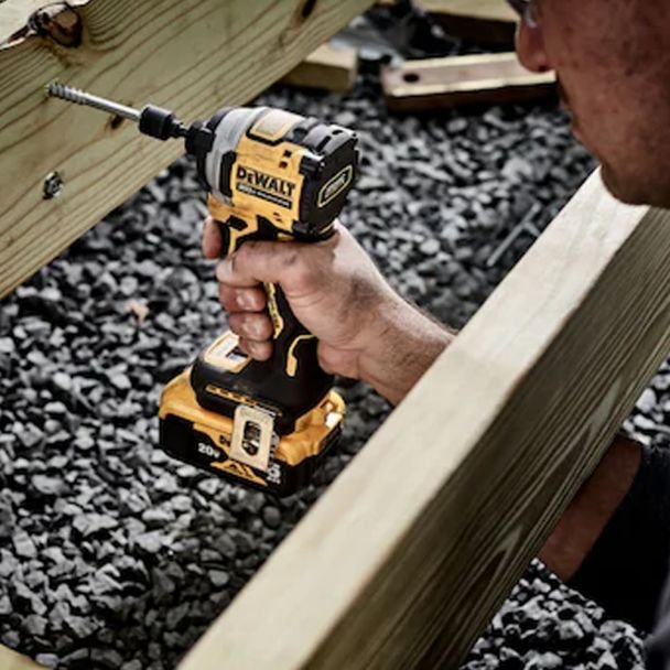 DeWalt, Dewalt DCF850P2LRT – Mașină compactă de înșurubat cu impact 205 Nm, 2x Acumulatori XR 18V 5.0Ah Lanyard Ready + Încărcător în valiză TSTAK