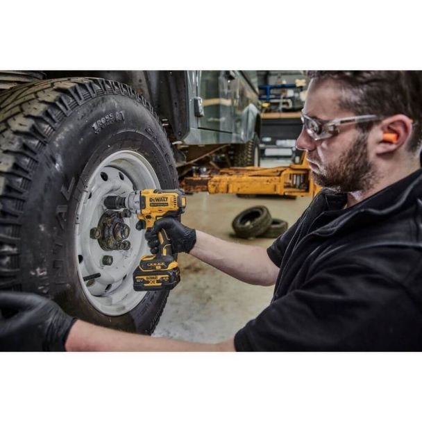 DeWalt, DeWalt DCF892P2T Mașină de înșurubat cu impact pătrat 1/2" – cuplu max. 812 Nm, 2x acumulatori 18V XR 5.0Ah + încărcător în valiză de transport