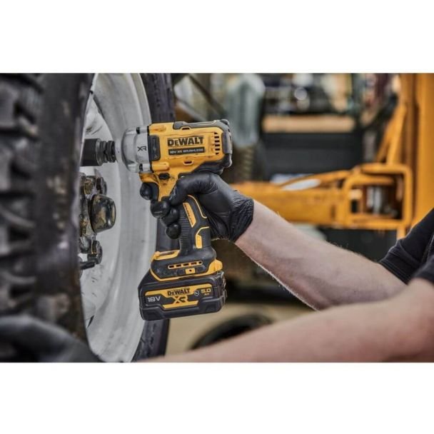 DeWalt, DeWalt DCF892P2T Mașină de înșurubat cu impact pătrat 1/2" – cuplu max. 812 Nm, 2x acumulatori 18V XR 5.0Ah + încărcător în valiză de transport
