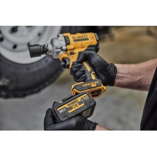 DeWalt, DeWalt DCF892P2T Mașină de înșurubat cu impact pătrat 1/2" – cuplu max. 812 Nm, 2x acumulatori 18V XR 5.0Ah + încărcător în valiză de transport
