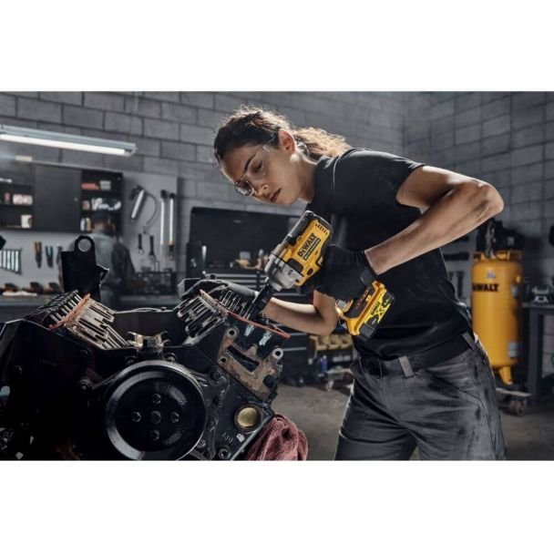 DeWalt, DeWalt DCF892P2T Mașină de înșurubat cu impact pătrat 1/2" – cuplu max. 812 Nm, 2x acumulatori 18V XR 5.0Ah + încărcător în valiză de transport
