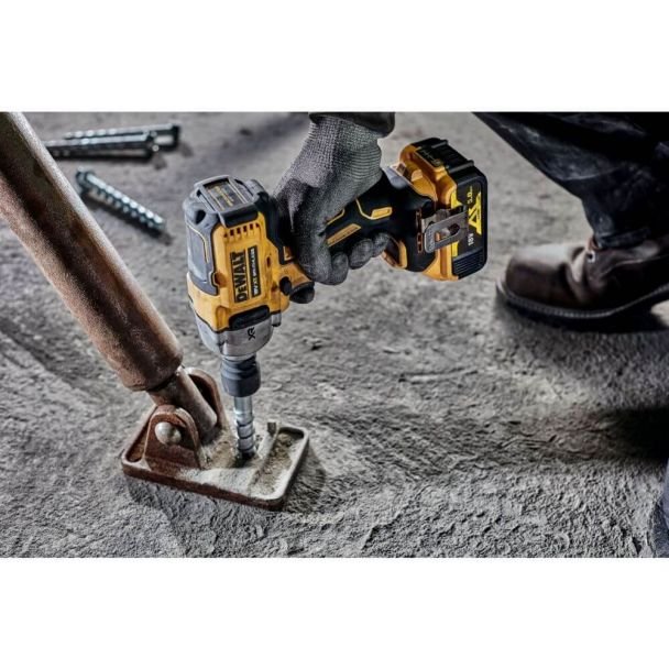 DeWalt, DeWalt DCF892P2T Mașină de înșurubat cu impact pătrat 1/2" – cuplu max. 812 Nm, 2x acumulatori 18V XR 5.0Ah + încărcător în valiză de transport