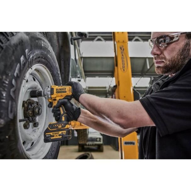 DeWalt, DeWalt DCF892P2T Mașină de înșurubat cu impact pătrat 1/2" – cuplu max. 812 Nm, 2x acumulatori 18V XR 5.0Ah + încărcător în valiză de transport