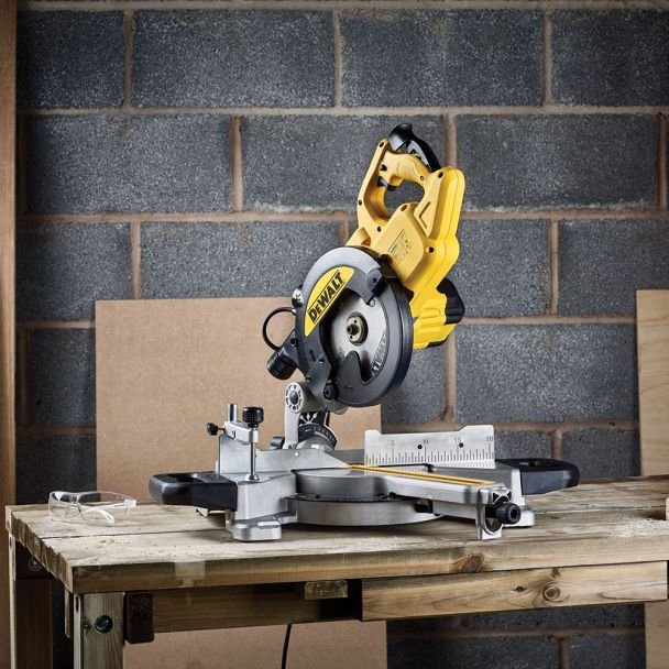 DeWalt, Fierăstrău circular DeWalt DWS773 | 1300 W | Diametru disc 216 mm | Tăiere precisă | Pentru tâmplărie