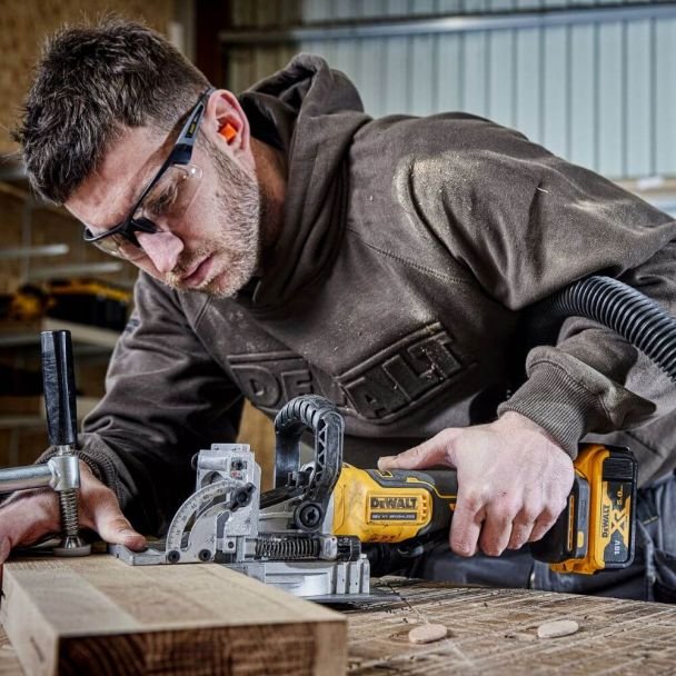 DeWalt, Mașină de frezat nuturi DeWalt DCW682N – adâncime de tăiere 20 mm, compatibilă cu acumulatori 18V XR