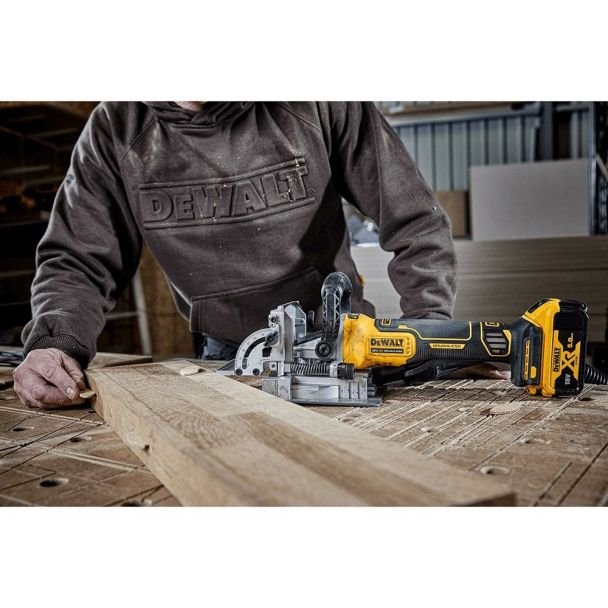 DeWalt, Mașină de frezat nuturi DeWalt DCW682N – adâncime de tăiere 20 mm, compatibilă cu acumulatori 18V XR