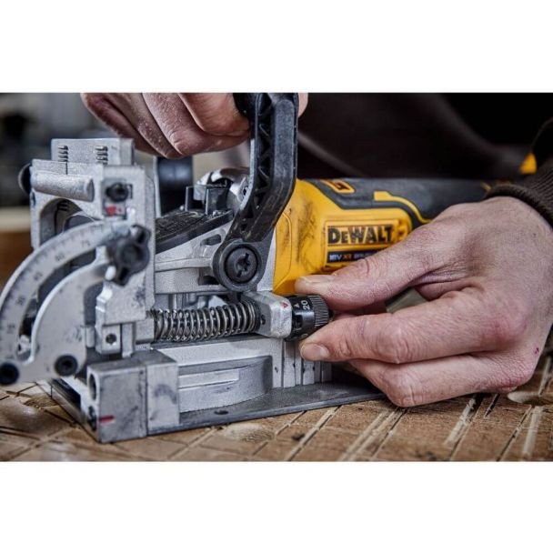 DeWalt, Mașină de frezat nuturi DeWalt DCW682N – adâncime de tăiere 20 mm, compatibilă cu acumulatori 18V XR