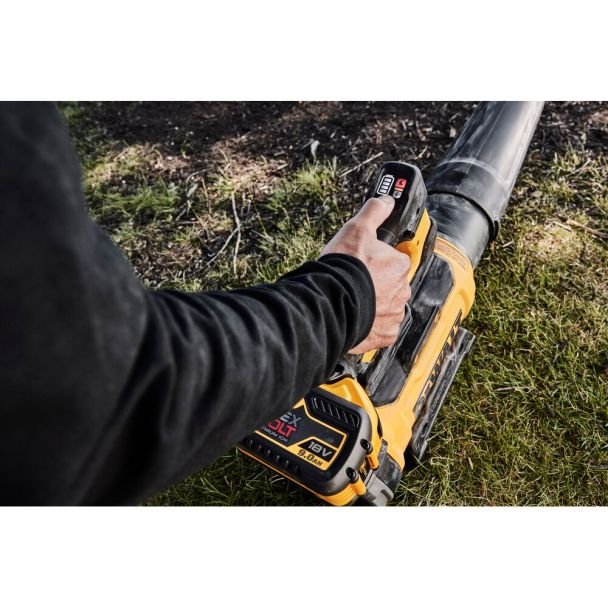 DeWalt, Suflantă axială pentru frunze DeWalt DCMBL777N | Fără acumulator XR FLEXVOLT | Debit aer 1290 m³/h | Design ergonomic, greutate redusă | Baterie 54V vândută separat