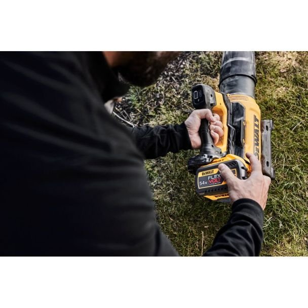 DeWalt, Suflantă axială pentru frunze DeWalt DCMBL777N | Fără acumulator XR FLEXVOLT | Debit aer 1290 m³/h | Design ergonomic, greutate redusă | Baterie 54V vândută separat