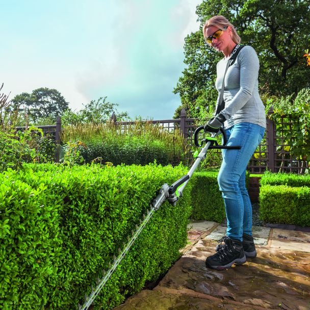 Ego Professional MHCC1002 E – set multifuncțional: ansamblu motor, emondor, lamă gard viu 51 cm, încărcător rapid și acumulator Li‑Ion 2.5 Ah