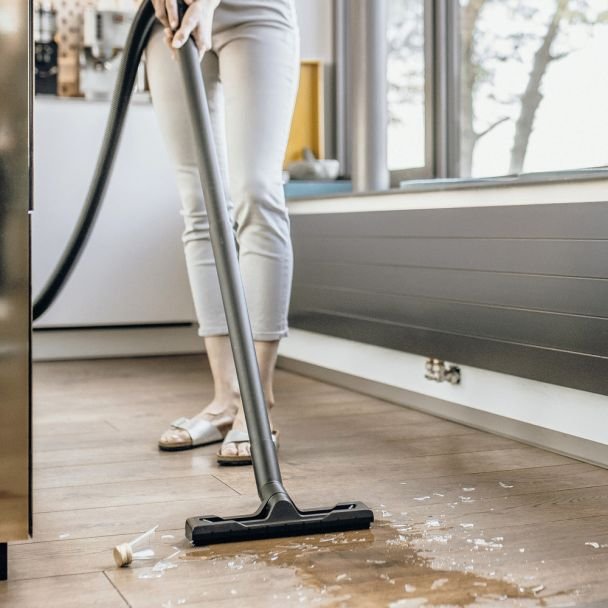 Karcher, Aspirator umed-uscat Karcher WD 2 Plus V-12/4/18 – 230 V, 1000 W, 12 l, recipient din plastic