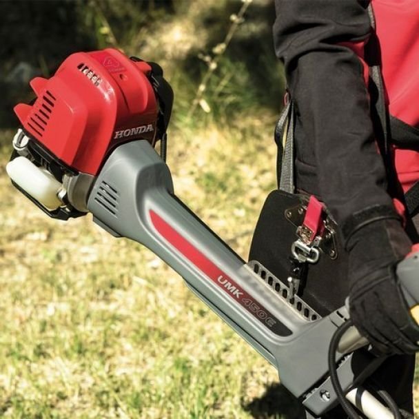 Motocoasă de umăr Honda UMK450E_XEET, 50 cm³, 2 CP, 7000 rpm — mâner tip ghidon antivibrații