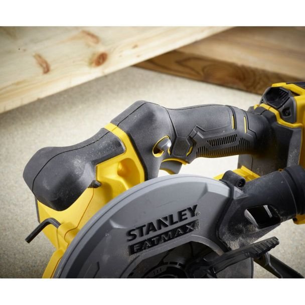 Stanley, Fierăstrău circular de mână Stanley FatMax V20 SFMCS500M2K, disc 165 mm, 2 acumulatori 18 V/4,0 Ah, încărcător și valiză transport