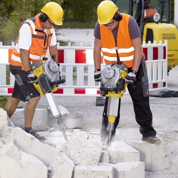 Wacker Neuson, Ciocan demolator Wacker Neuson BH65, sistem prindere 27x80 mm, motor benzină 2T, forță de impact 65 J