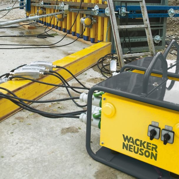 Wacker Neuson, Convertizor de frecvență Wacker Neuson FUE M/S 75A 4CEE-32A — curent ieșire 75 A, tensiune 42 V, 4 prize x 32 A