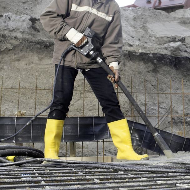Wacker Neuson, Vibrator de beton compatibil cu convertizor Wacker Neuson IE 58/42/10, cap vibrant 58 mm cu ranforsare metalică, furtun 10 m, 200 Hz