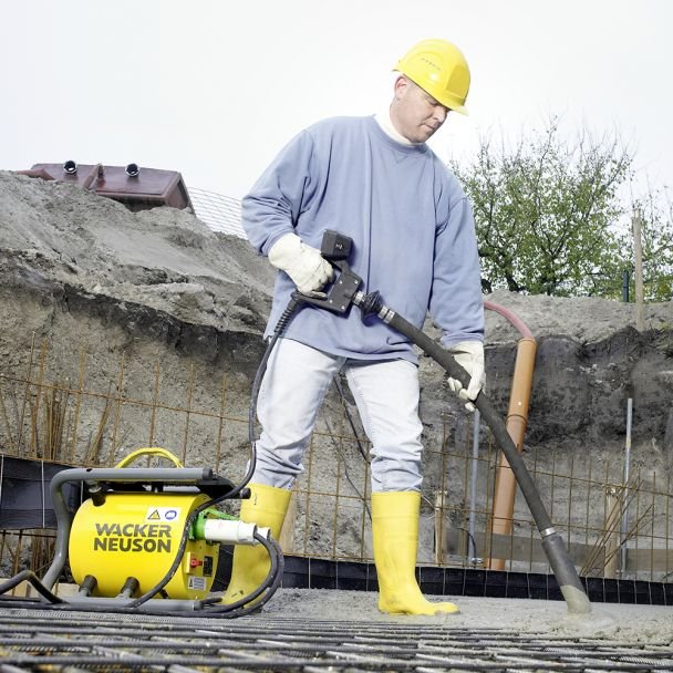 Wacker Neuson, Vibrator de beton compatibil cu convertizor Wacker Neuson IE 58/42/10, cap vibrant 58 mm cu ranforsare metalică, furtun 10 m, 200 Hz