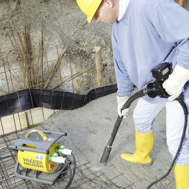 Wacker Neuson, Vibrator de beton Wacker Neuson IRSE-FU45/230 Laser, convertizor integrat, cap vibrant 45 mm, arbore flexibil 15 m