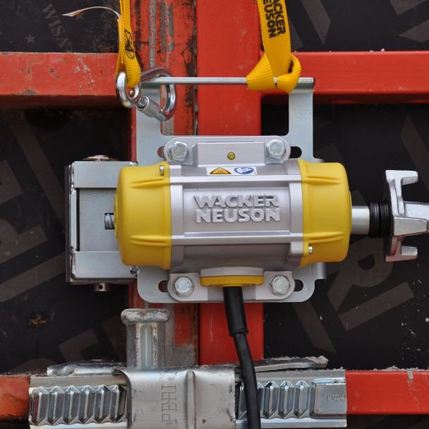 Wacker Neuson, Vibrator extern pentru cofraj Wacker Neuson AR26/6/042_CS, 42 V, 6000 rpm (200 Hz), 3,47 kN, comutator On/Off integrat