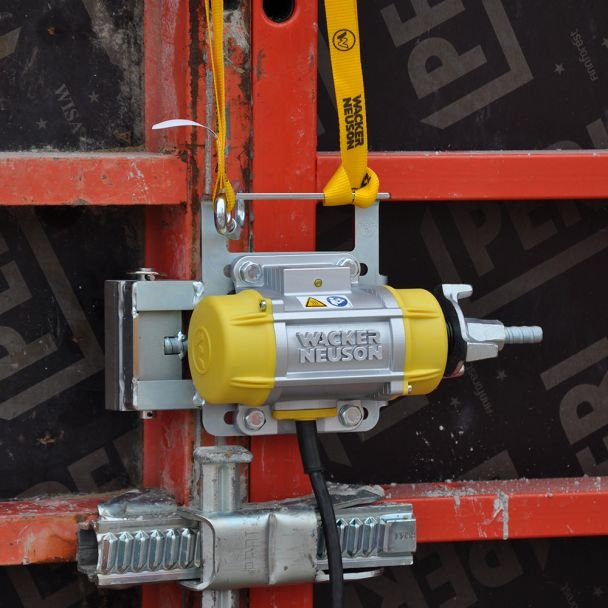 Wacker Neuson, Vibrator extern pentru cofraj Wacker Neuson AR26/6/042_CS, 42 V, 6000 rpm (200 Hz), 3,47 kN, comutator On/Off integrat