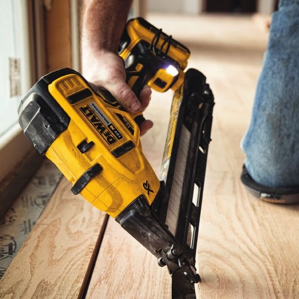 DeWalt, Ciocan de bătut cuie DEWALT DCN650N compatibil cu acumulatori Li‑Ion 18 V XR, cuie 1,8 mm (32–63 mm), magazie 110 buc