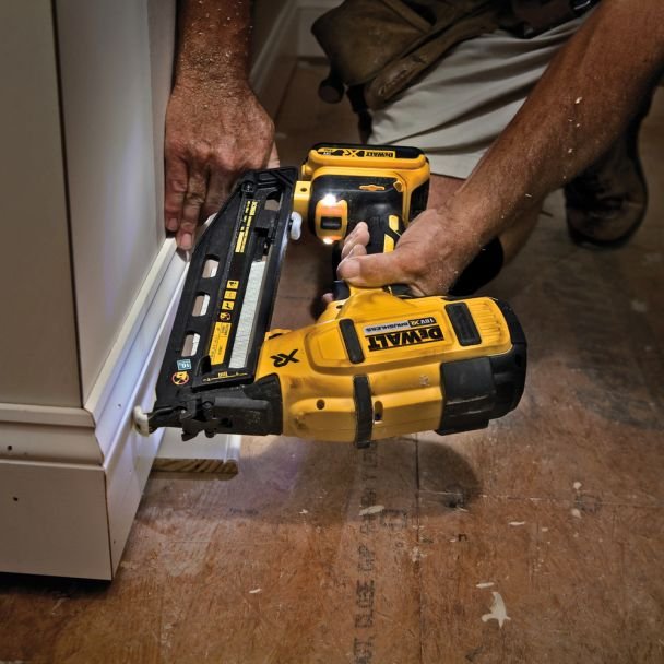 DeWalt, Ciocan de bătut cuie DeWalt DCN660P2, 2 acumulatori Li‑Ion 18 V 5.0 Ah, pentru cuie 1.6 mm 32–63 mm