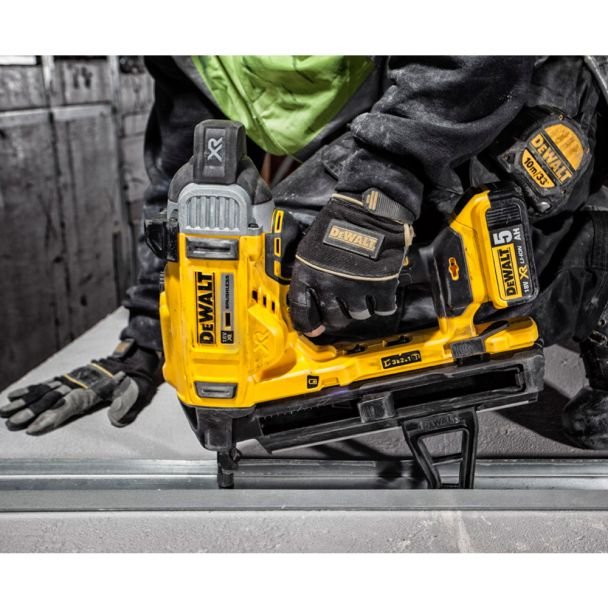 DeWalt, DeWalt DCN890P2 – Ciocan de bătut cuie în beton, 2 acumulatori Li‑Ion 18 V/5.0 Ah, cuie Ø 2.6–3.7 mm, 13–57 mm