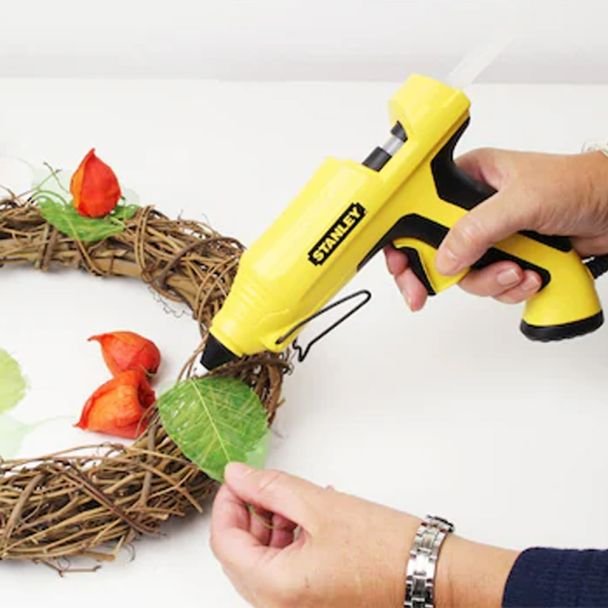 Stanley, Pistol electric pentru lipit cu batoane de adeziv Stanley STHT6-70417, 95 W, încălzire rapidă