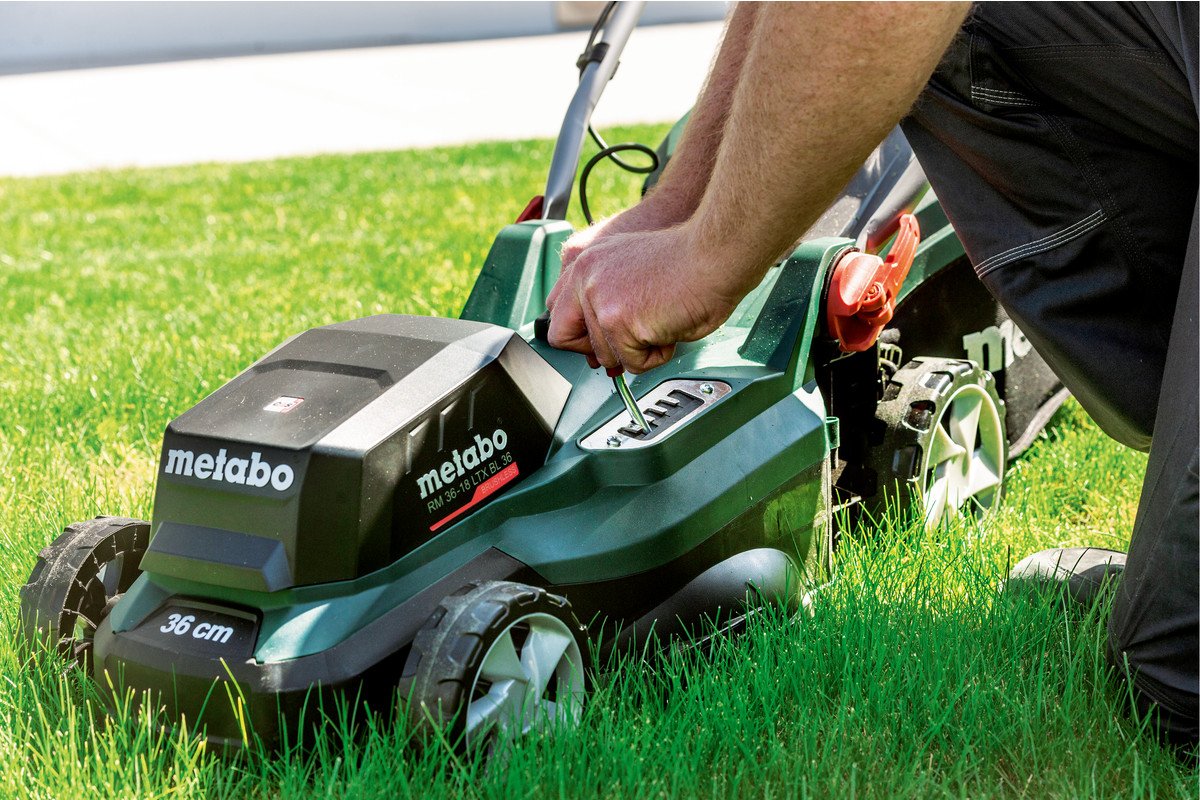 Mașină de tuns iarba cu acumulator Metabo RM 36-18 LTX BL 36 – 18 V, 2 x 5,2 Ah