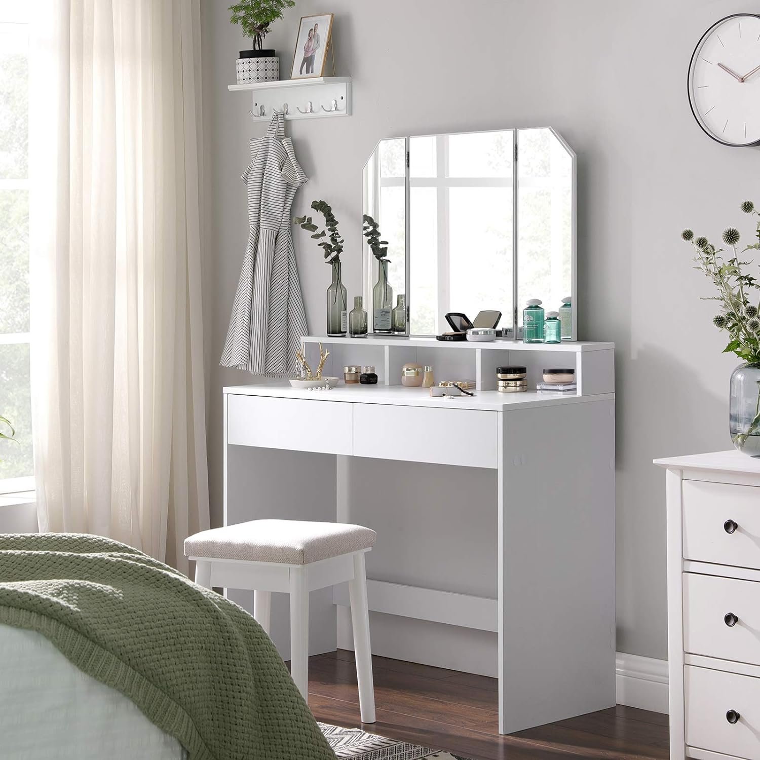 Masă de toaletă Vasagle RDT115W01 – oglindă rabatabilă, 2 sertare, 3 compartimente, albă - imagine 3