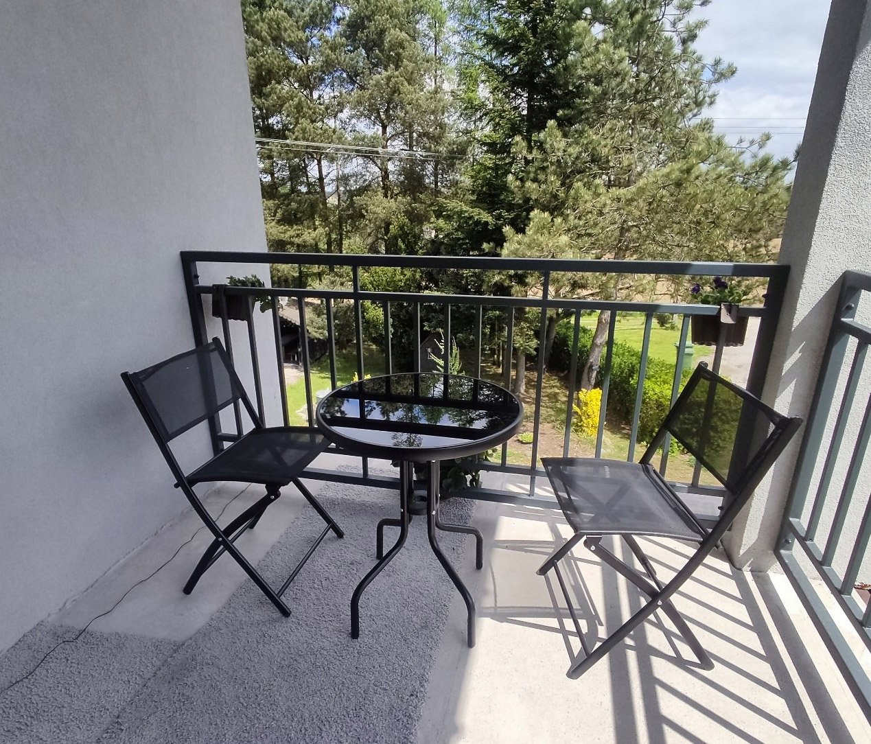 Set mobilier grădină Oneiro GO-O15A – masă cu blat de sticlă și 2 scaune pliabile, negru - imagine 4