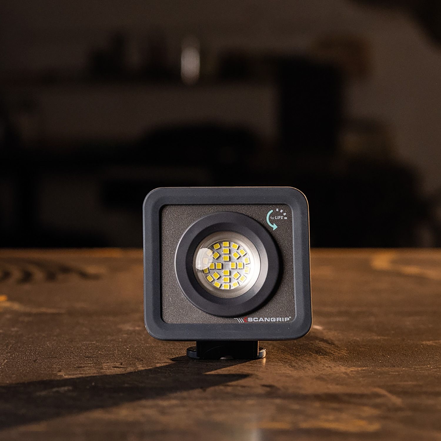 Lampă de mână LED Scangrip NOVA MINI – 1000 lm, USB-C, IP65, SMART GRIP
